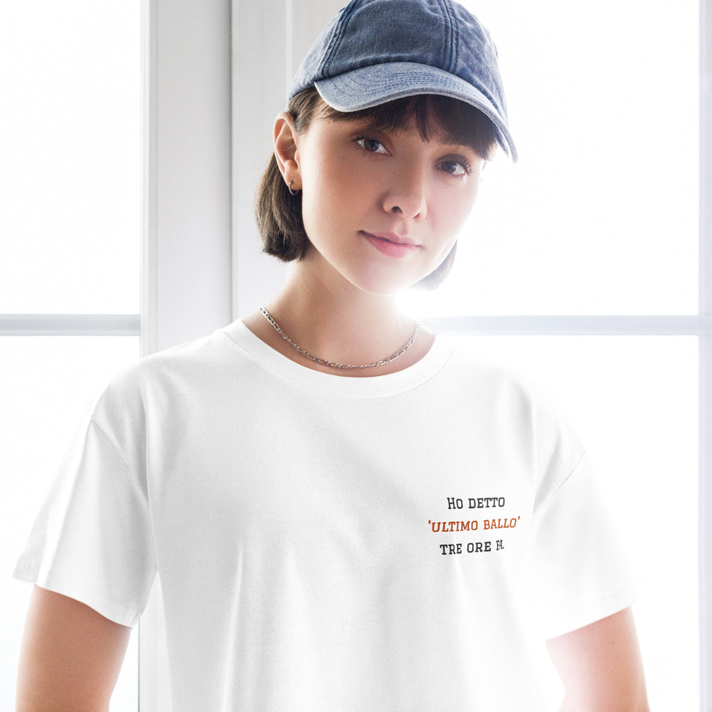 Crop top da donna bianco con frase ricamata lato cuore Ho detto 'Ultimo Ballo' tre ore fa, fit moderno per serate latine, brand TLR Social.