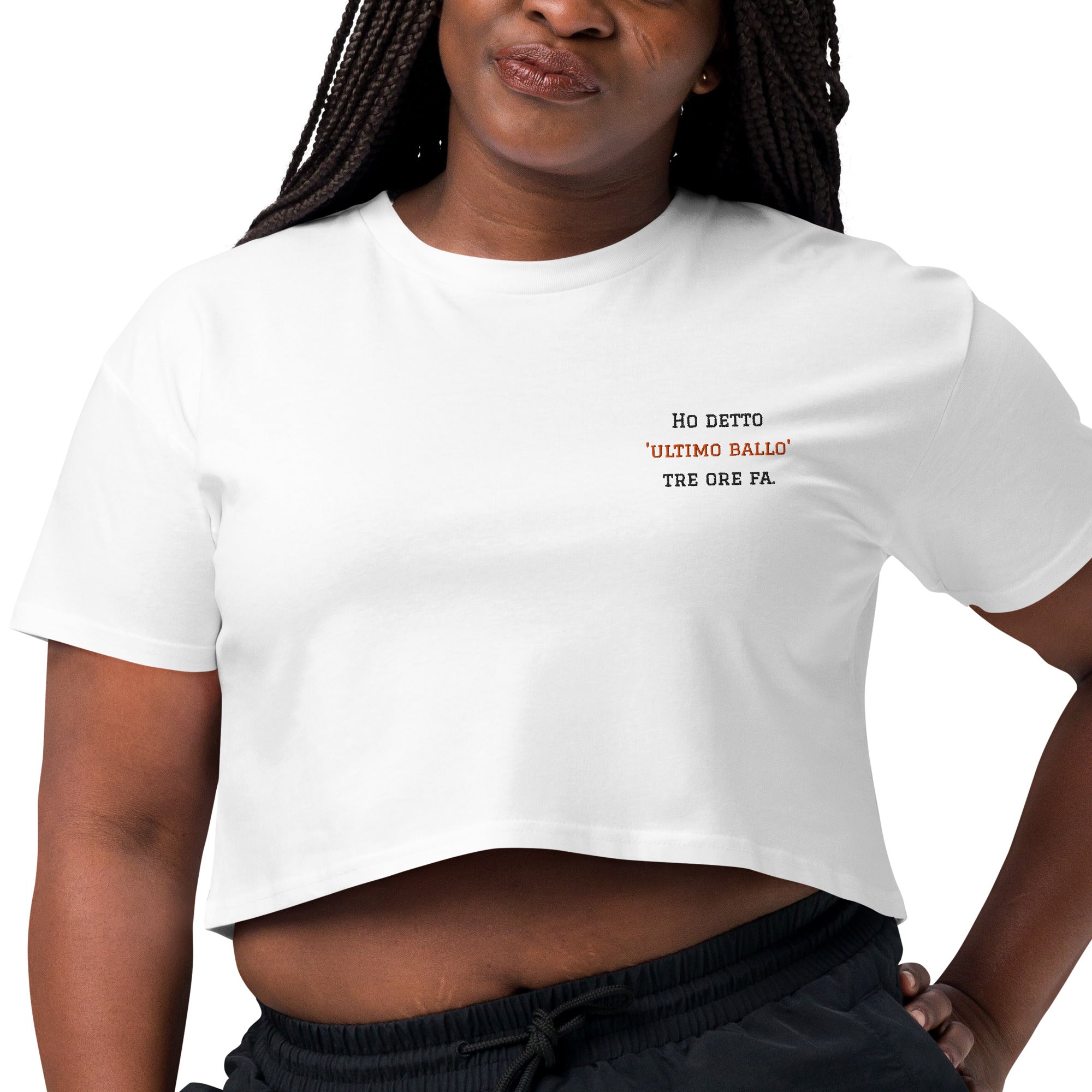 Crop top da donna bianco con frase ricamata lato cuore Ho detto 'Ultimo Ballo' tre ore fa, fit moderno per serate latine, brand TLR Social.