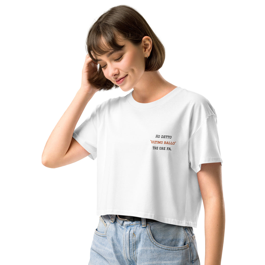Crop top da donna bianco con frase ricamata lato cuore Ho detto 'Ultimo Ballo' tre ore fa, fit moderno per serate latine, brand TLR Social.