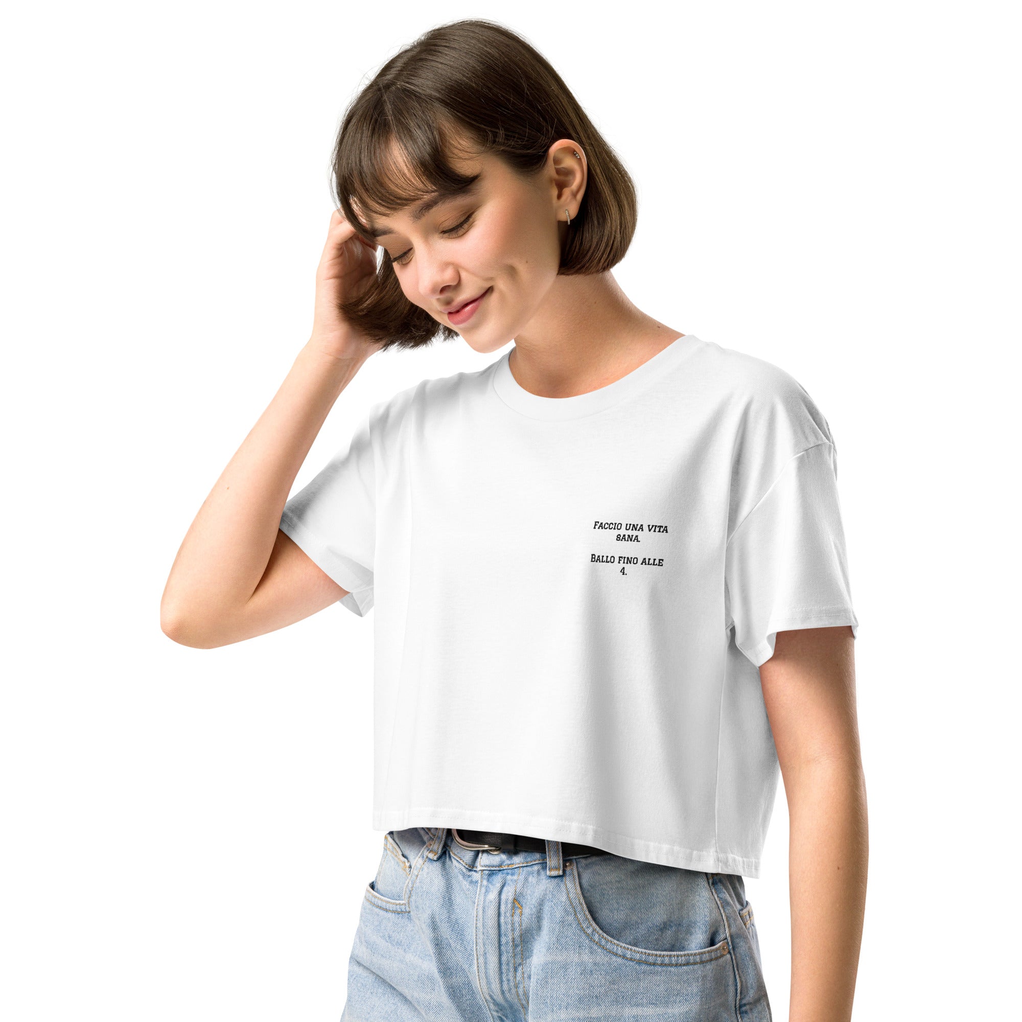 Crop top femminile bianco con ricamo elegante lato cuore Faccio una vita sana ballo fino alle 4, streetwear comodo per bachata, brand TLR Social.