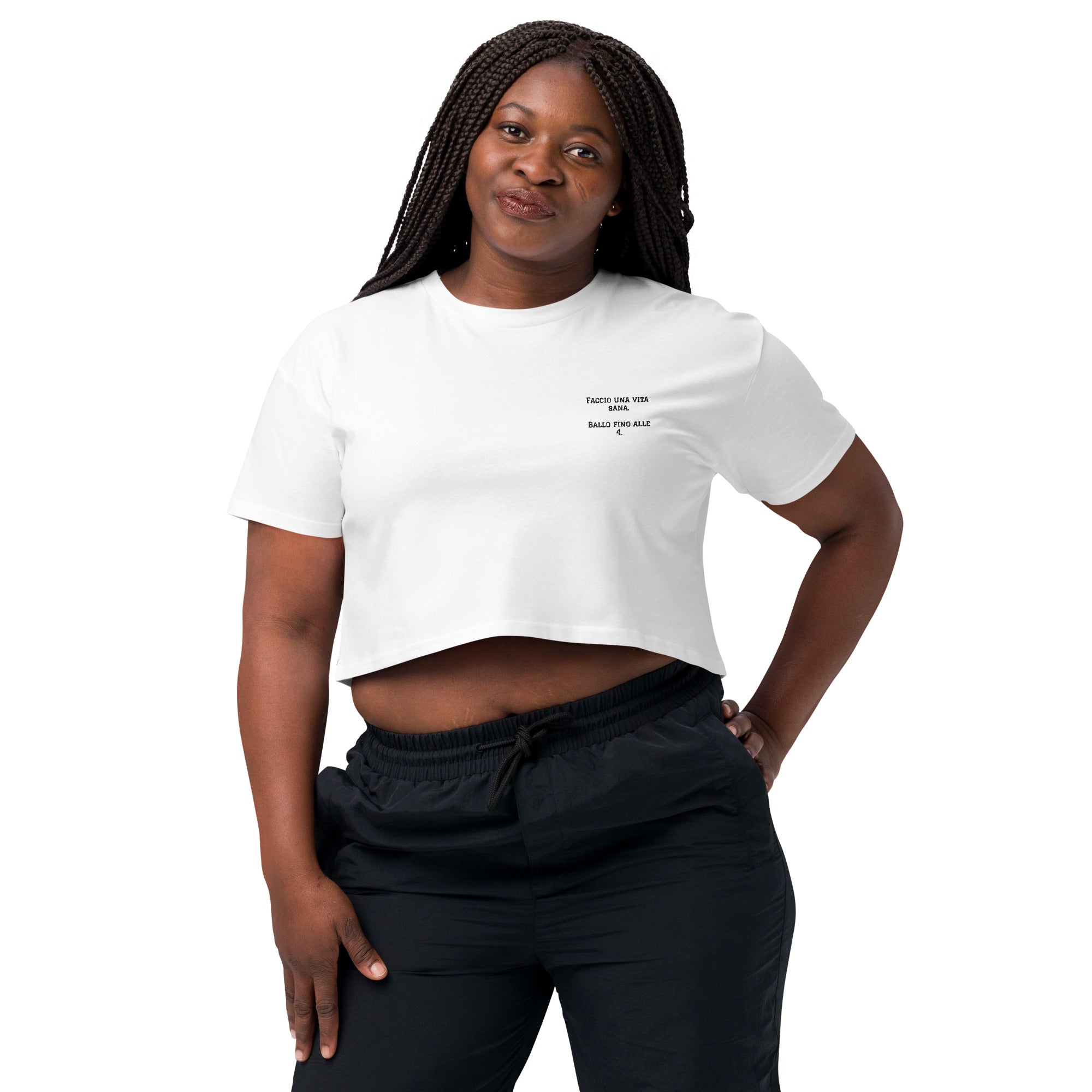 Crop top femminile bianco con ricamo elegante lato cuore Faccio una vita sana ballo fino alle 4, streetwear comodo per bachata, brand TLR Social.