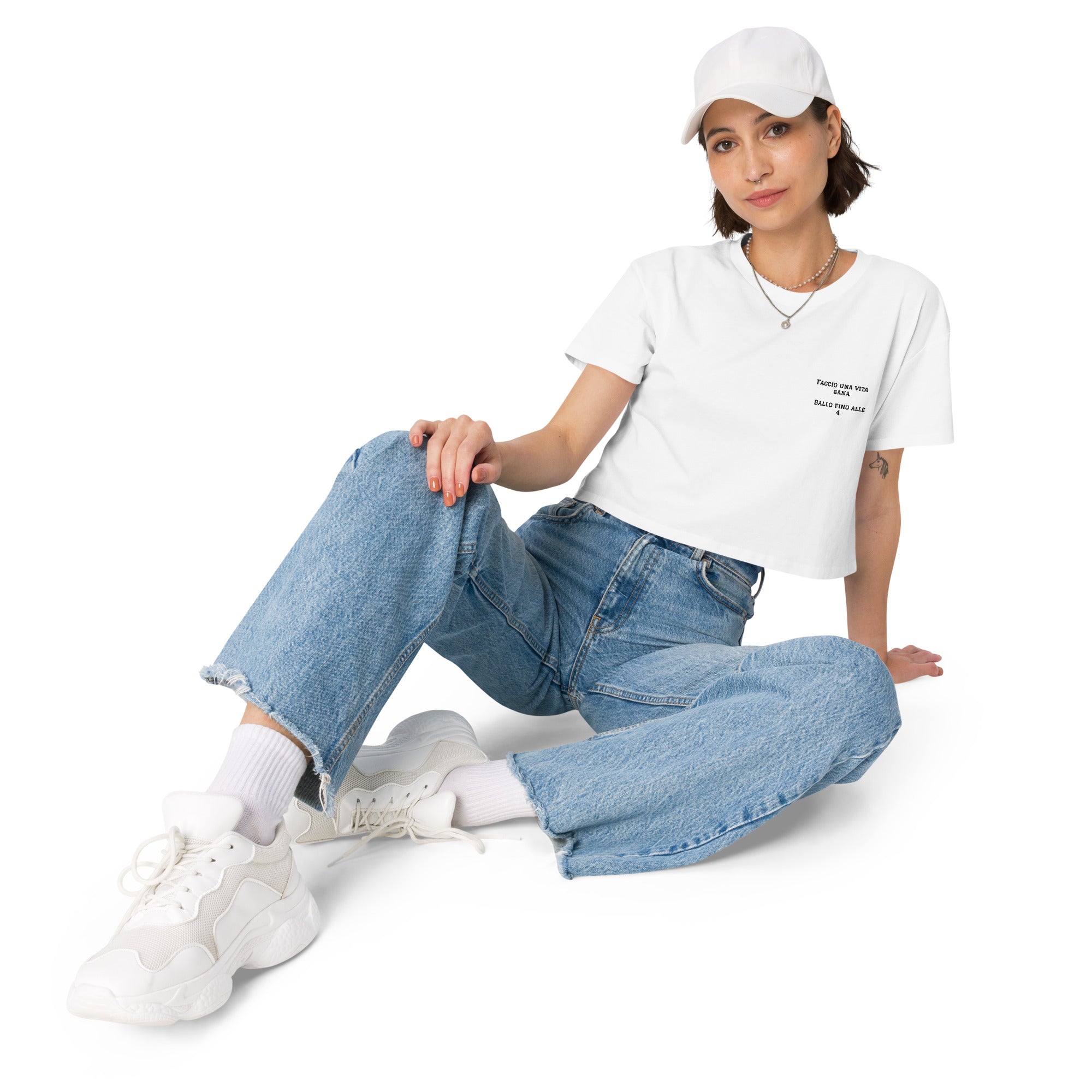 Crop top femminile bianco con ricamo elegante lato cuore Faccio una vita sana ballo fino alle 4, streetwear comodo per bachata, brand TLR Social.