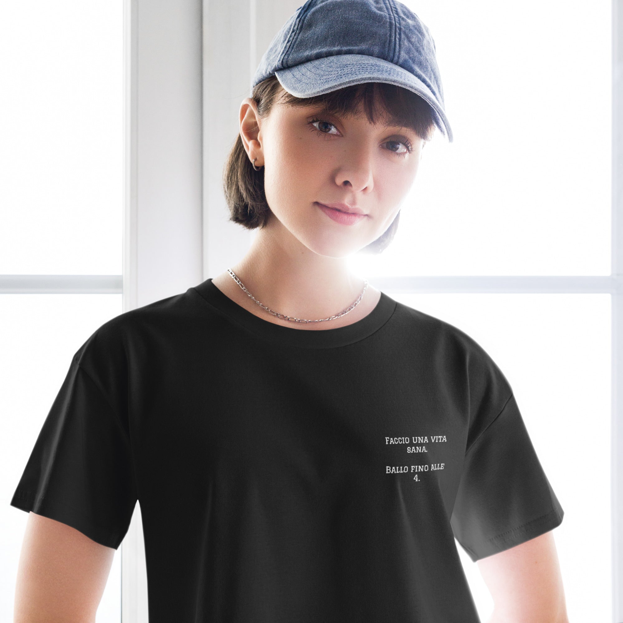 Crop top femminile nero con ricamo elegante lato cuore Faccio una vita sana ballo fino alle 4, streetwear comodo per bachata, brand TLR Social.