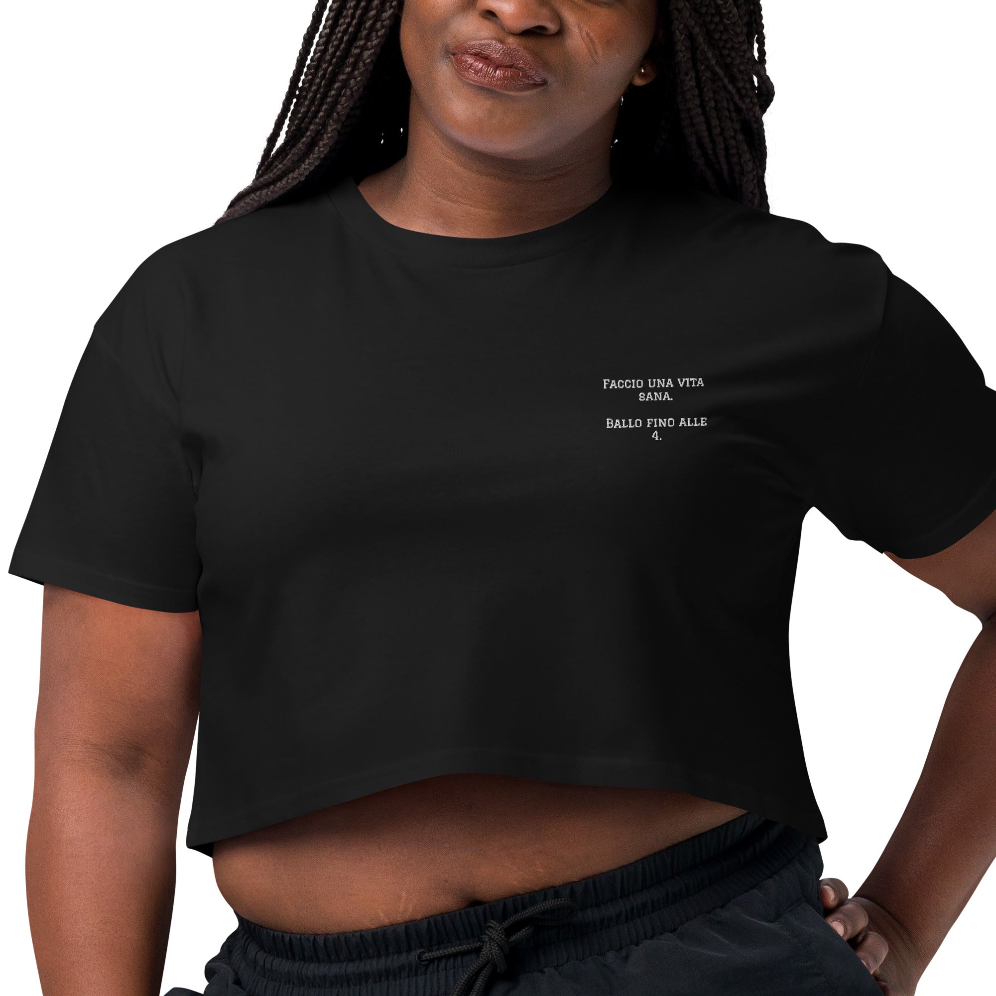Crop top femminile nero con ricamo elegante lato cuore Faccio una vita sana ballo fino alle 4, streetwear comodo per bachata, brand TLR Social.