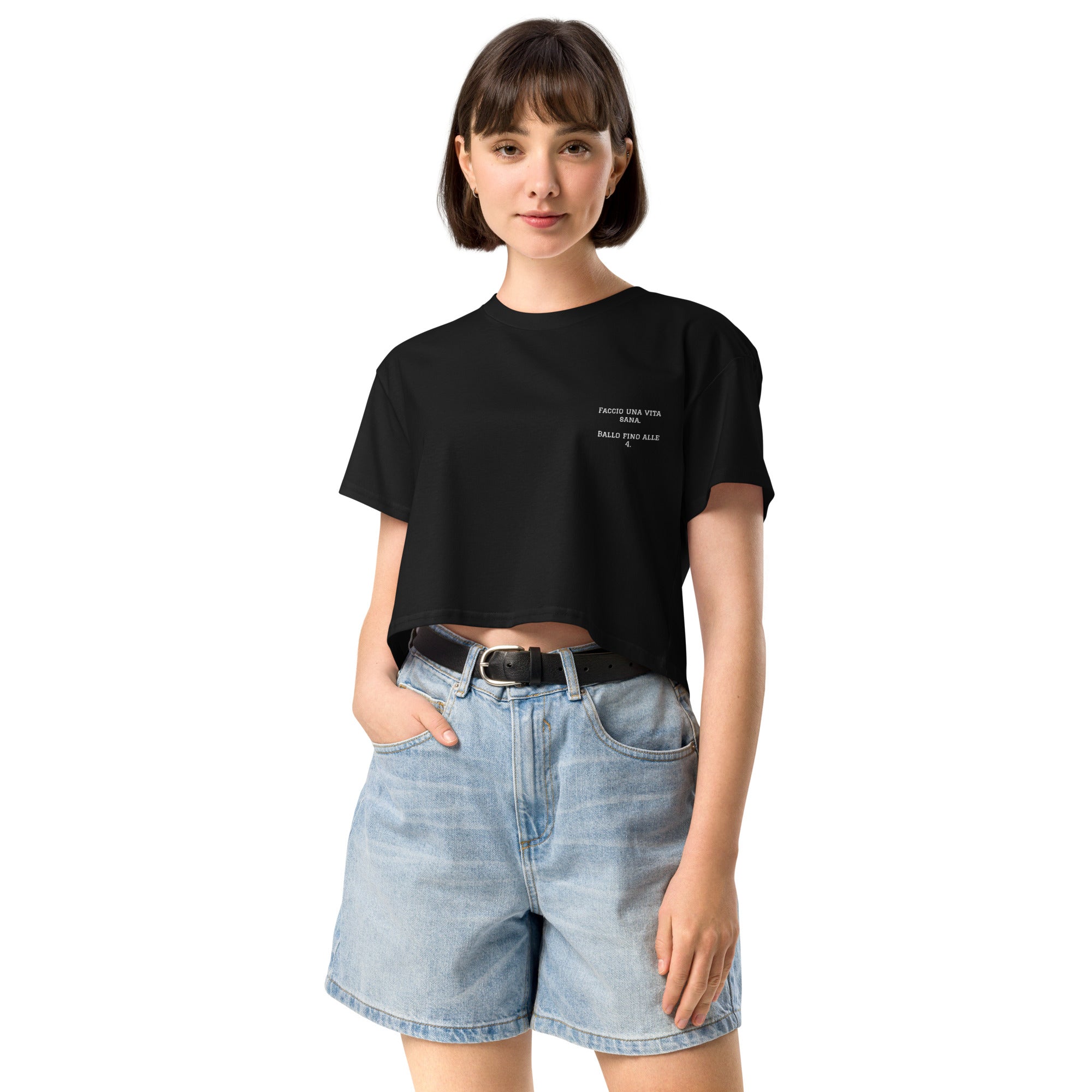 Crop top femminile nero con ricamo elegante lato cuore Faccio una vita sana ballo fino alle 4, streetwear comodo per bachata, brand TLR Social.