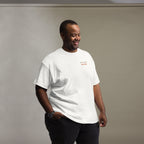 T-shirt unisex bianca con ricamo minimale lato cuore 60% Clave 40% Caos 100% Sabor, abbigliamento elegante per salsa, brand TLR Social.