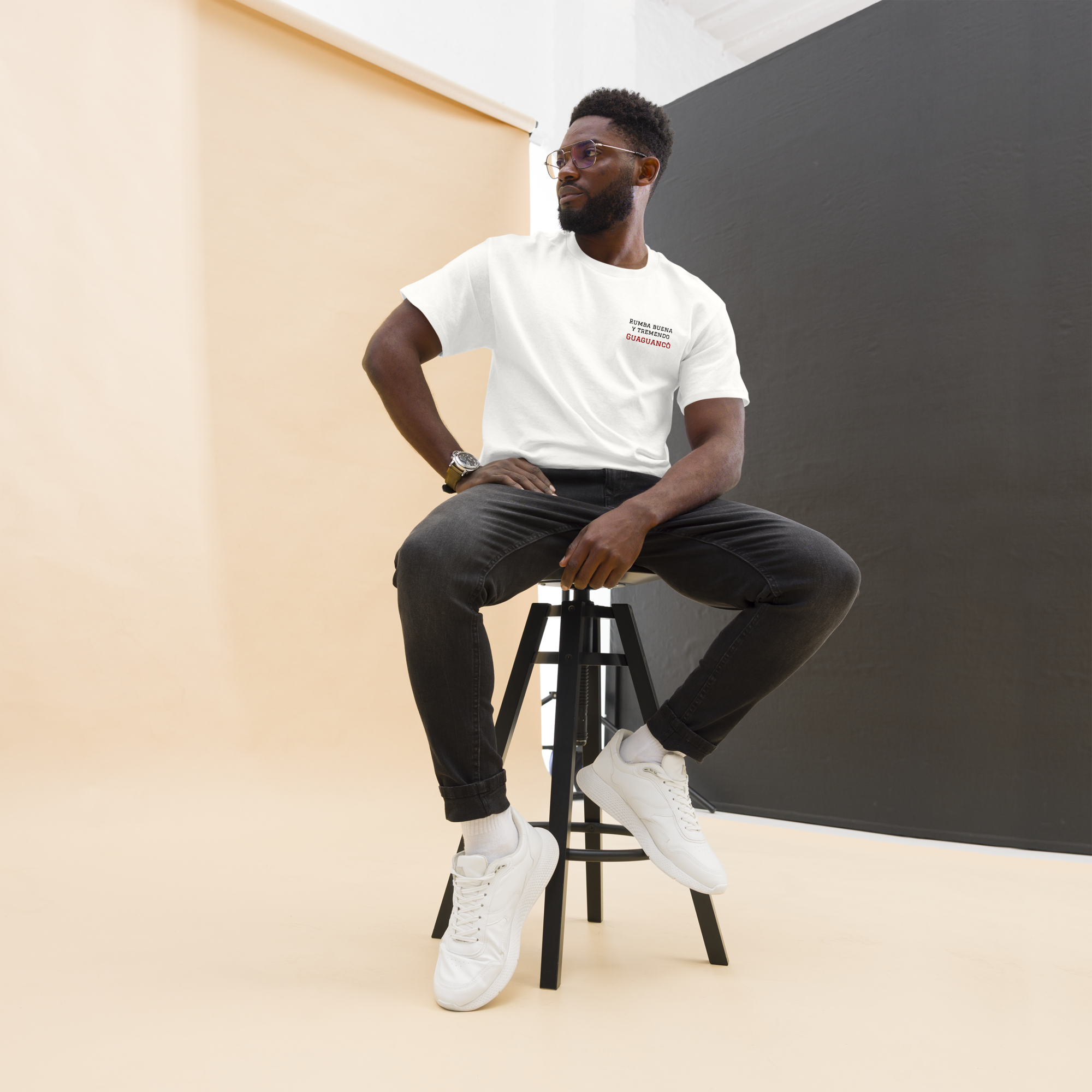 T-shirt unisex bianca con dettaglio ricamato lato cuore Rumba Buena y tremendo Guaguancò, streetwear di lusso per ballerini, brand TLR Social.