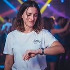 T-shirt unisex bianca con frase ricamata lato cuore Ho detto 'Ultimo Ballo' tre ore fa, eleganza e streetwear per pista da ballo, brand TLR Social.