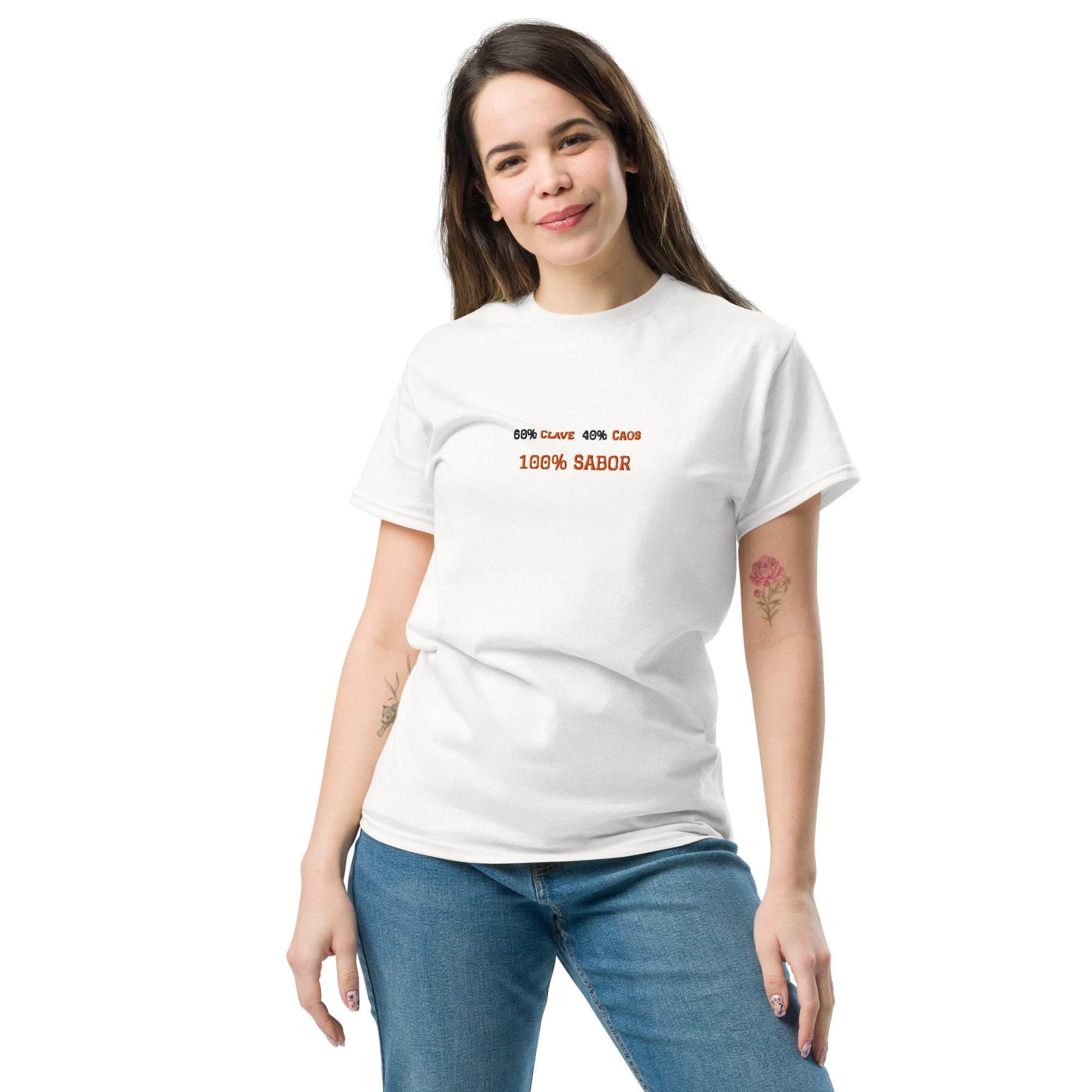 T-shirt classica unisex bianca con scritta grande ricamata 60% Clave 40% Caos 100% Sabor, streetwear premium per salsa, brand TLR Social.