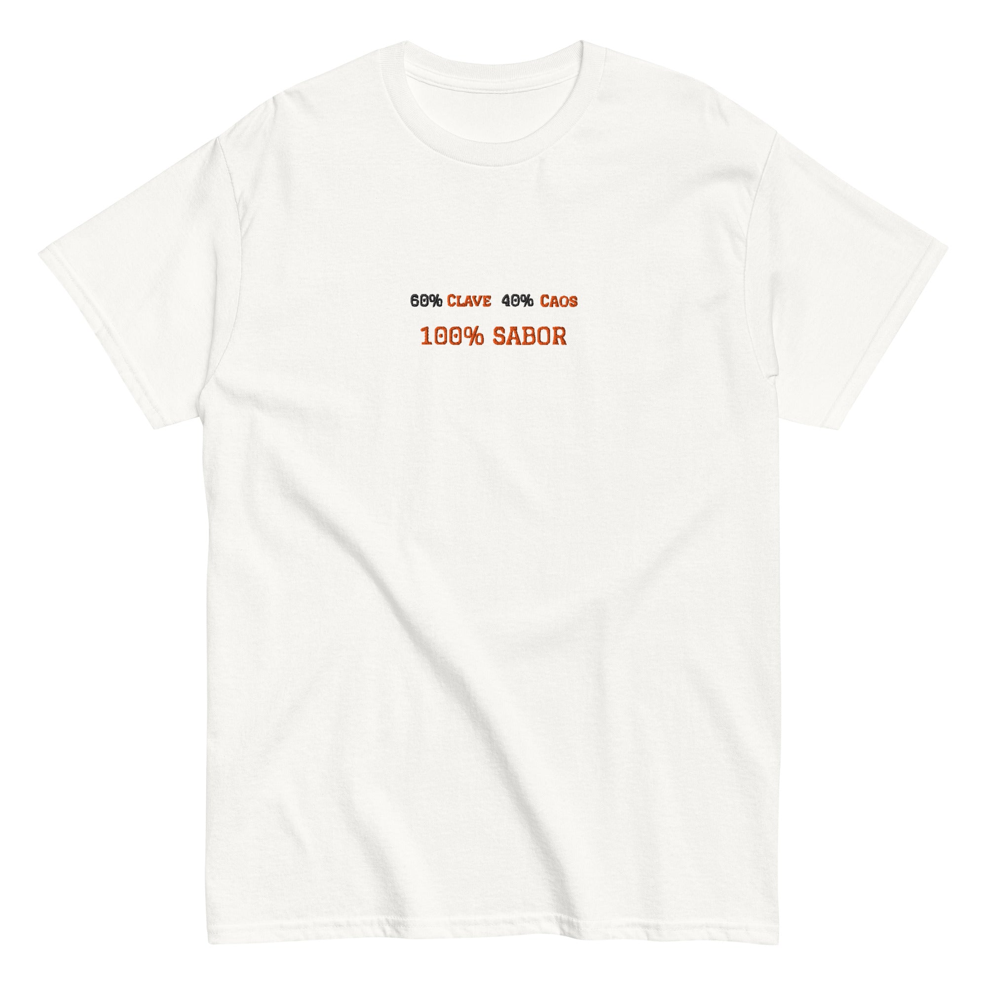 T-shirt classica unisex bianca con scritta grande ricamata 60% Clave 40% Caos 100% Sabor, streetwear premium per salsa, brand TLR Social.