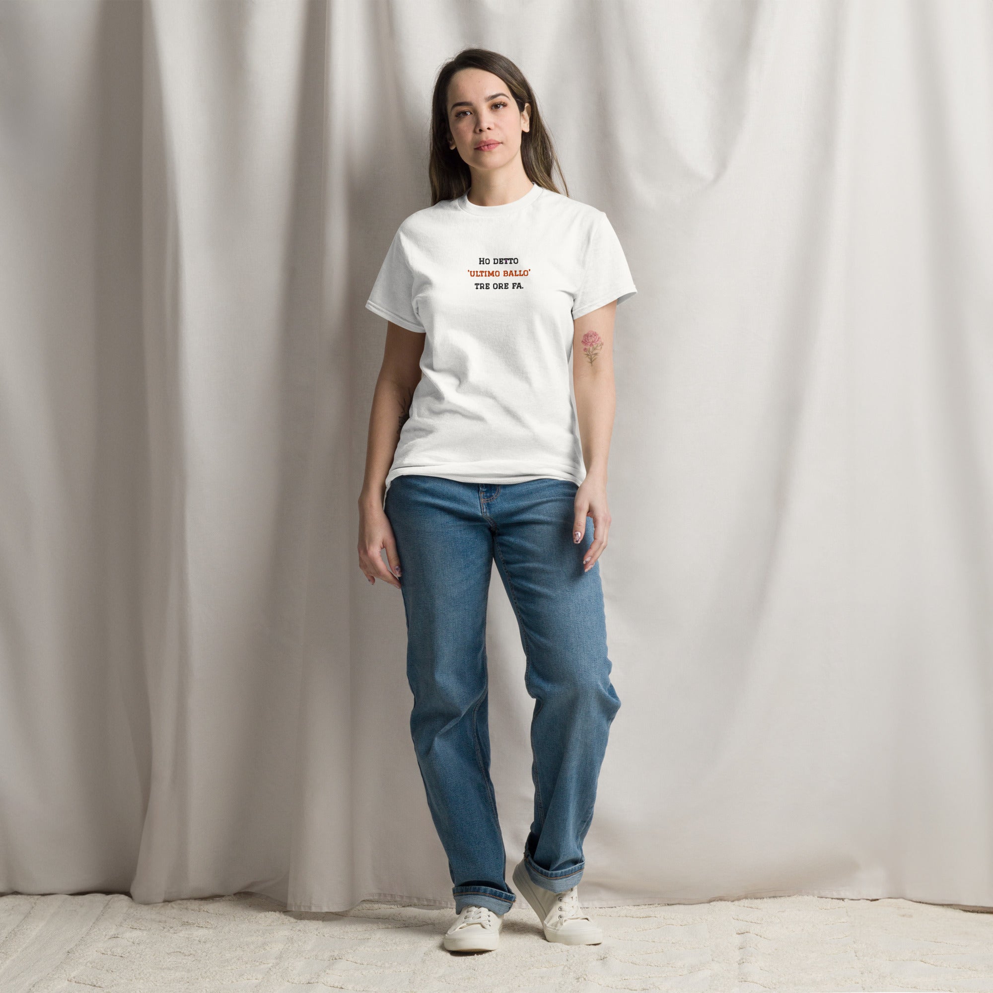 T-shirt classica unisex bianca con frase ricamata Ho detto 'Ultimo Ballo' tre ore fa, abbigliamento premium per balli caraibici, brand TLR Social.