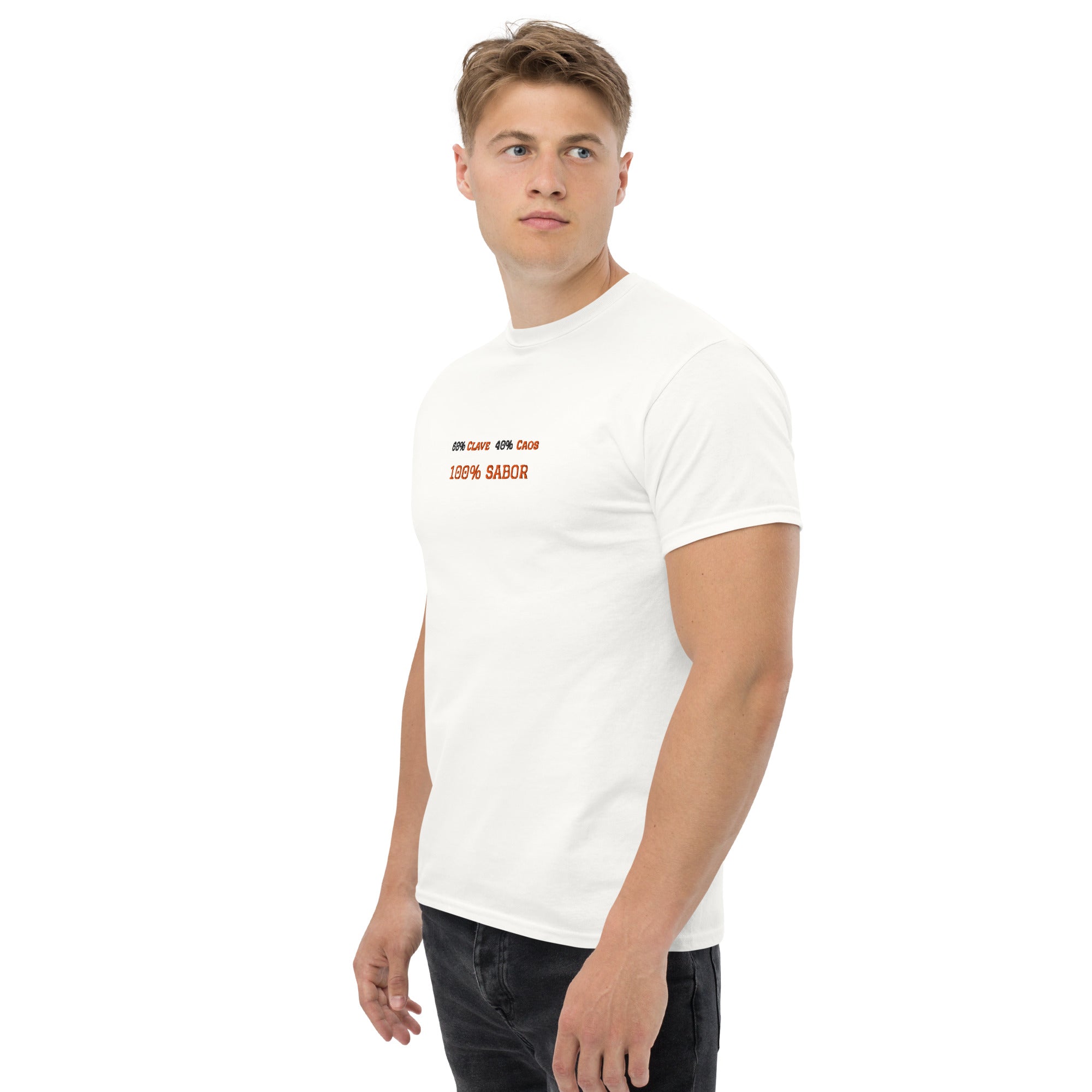 T-shirt classica unisex bianca con scritta grande ricamata 60% Clave 40% Caos 100% Sabor, streetwear premium per salsa, brand TLR Social.