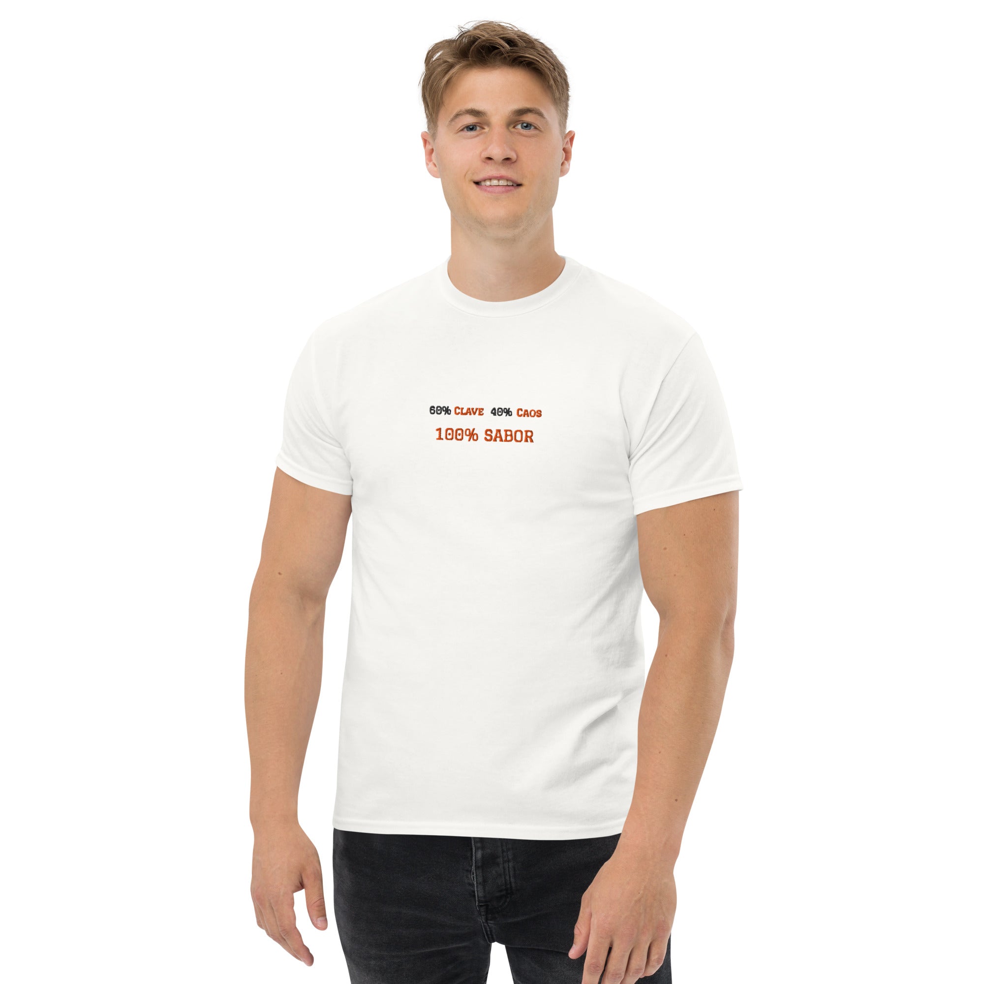 T-shirt classica unisex bianca con scritta grande ricamata 60% Clave 40% Caos 100% Sabor, streetwear premium per salsa, brand TLR Social.