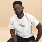 T-shirt classica unisex bianca con frase ricamata Ho detto 'Ultimo Ballo' tre ore fa, abbigliamento premium per balli caraibici, brand TLR Social.