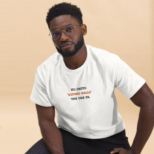 T-shirt classica unisex bianca con frase ricamata Ho detto 'Ultimo Ballo' tre ore fa, abbigliamento premium per balli caraibici, brand TLR Social.