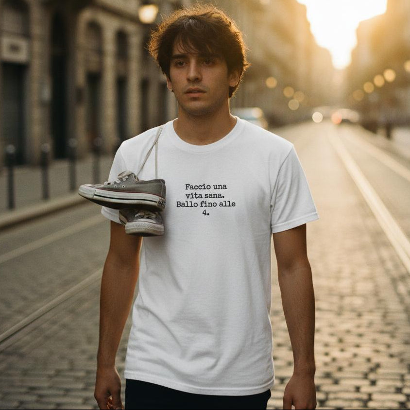 T-shirt classica unisex bianca con scritta ricamata Faccio una vita sana  ballo fino alle 4, streetwear per bachata e salsa, brand TLR Social.