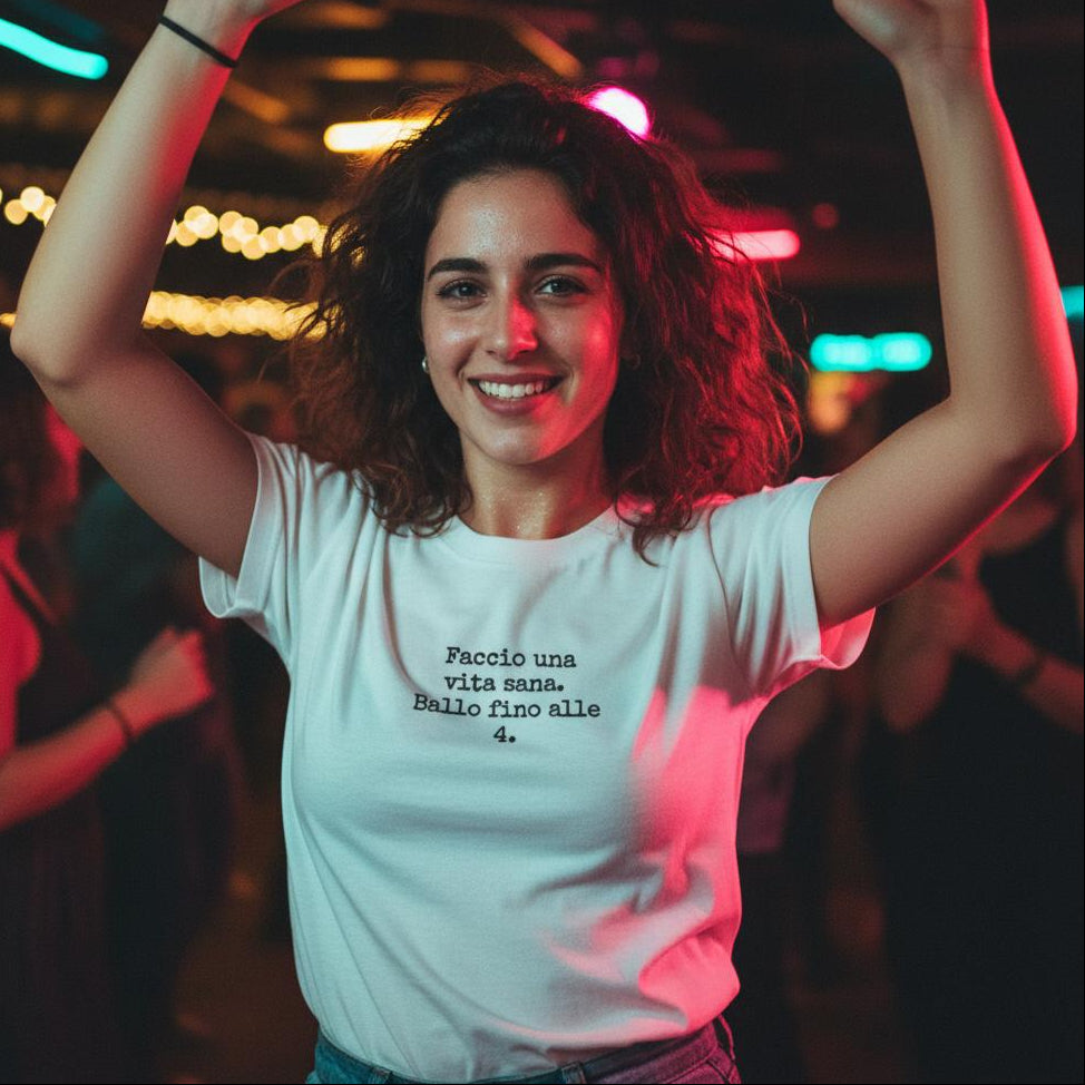 T-shirt classica unisex bianca con scritta ricamata Faccio una vita sana  ballo fino alle 4, streetwear per bachata e salsa, brand TLR Social.