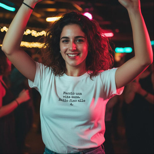 T-shirt classica unisex bianca con scritta ricamata Faccio una vita sana  ballo fino alle 4, streetwear per bachata e salsa, brand TLR Social.