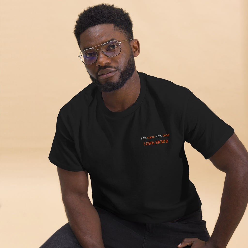 T-shirt unisex nera con ricamo minimale lato cuore 60% Clave, 40% Caos  100% Sabor, abbigliamento elegante per salsa, brand TLR Social.