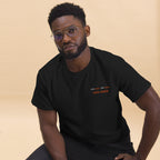 T-shirt unisex nera con ricamo minimale lato cuore 60% Clave, 40% Caos  100% Sabor, abbigliamento elegante per salsa, brand TLR Social.