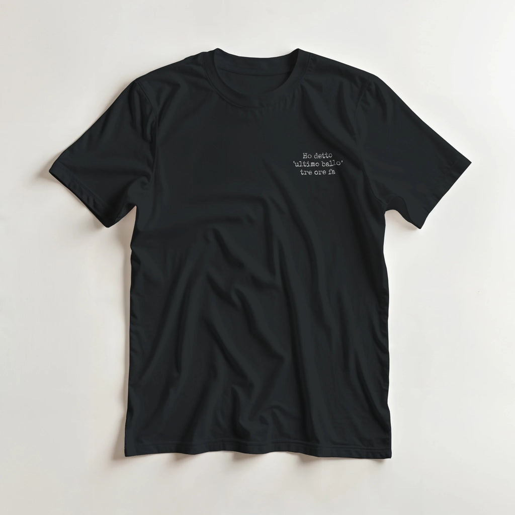 T-shirt unisex nera con frase ricamata lato cuore Ho detto 'Ultimo Ballo' tre ore fa, eleganza e streetwear per pista da ballo, brand TLR Social.