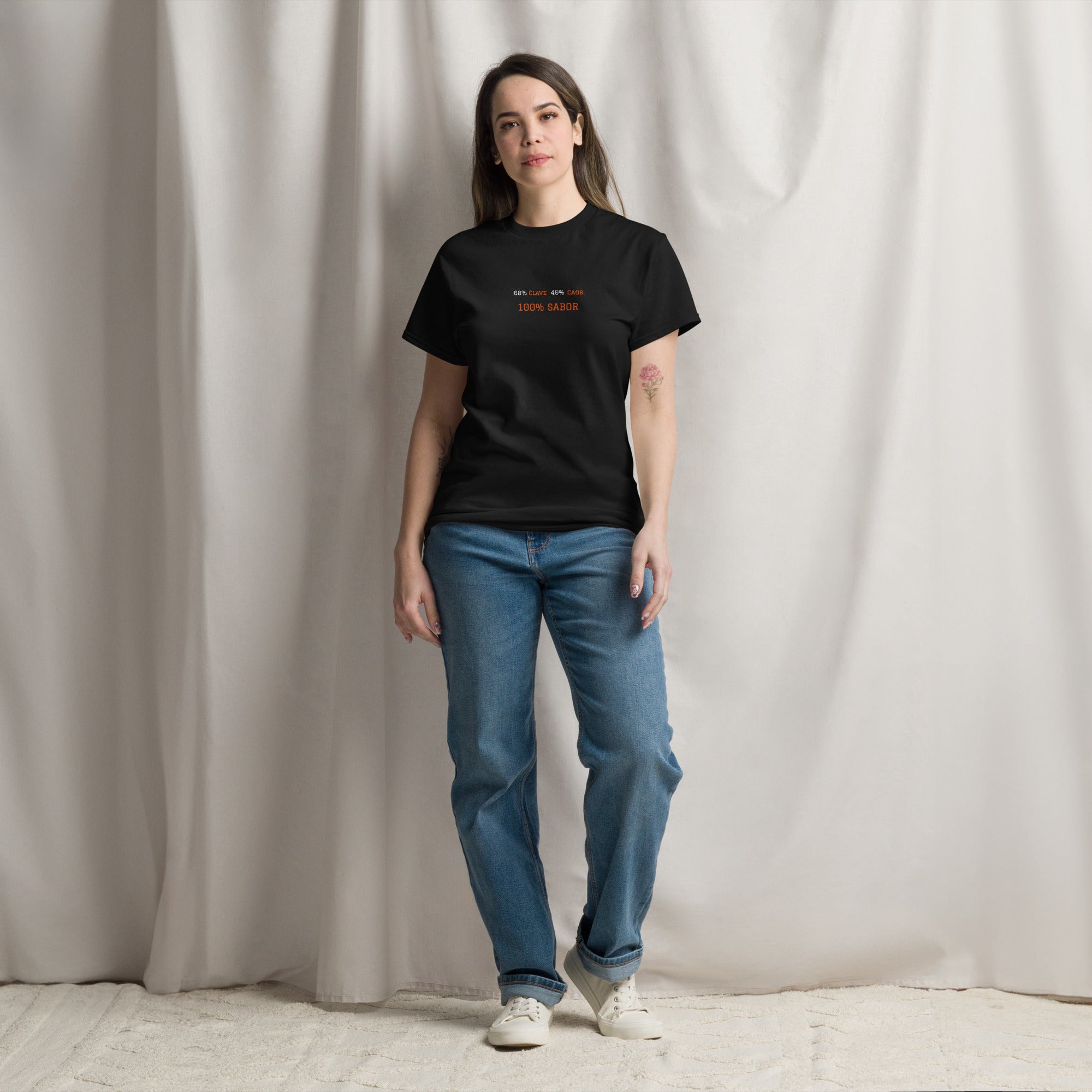T-shirt classica unisex nera con scritta grande ricamata 60% Clave 40% Caos 100% Sabor, streetwear premium per salsa, brand TLR Social.
