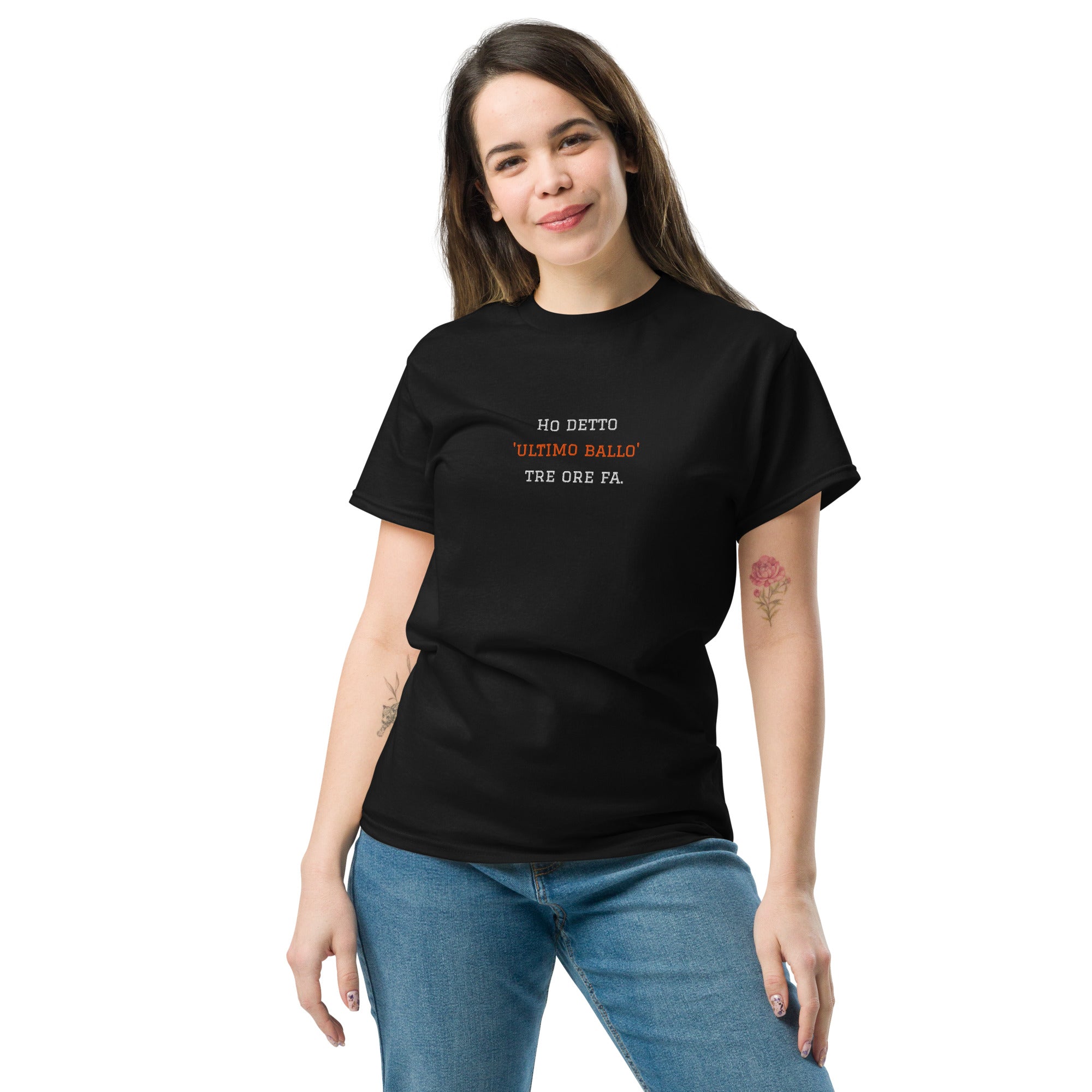 T-shirt classica unisex nera con frase ricamata Ho detto 'Ultimo Ballo' tre ore fa, abbigliamento premium per balli caraibici, brand TLR Social.