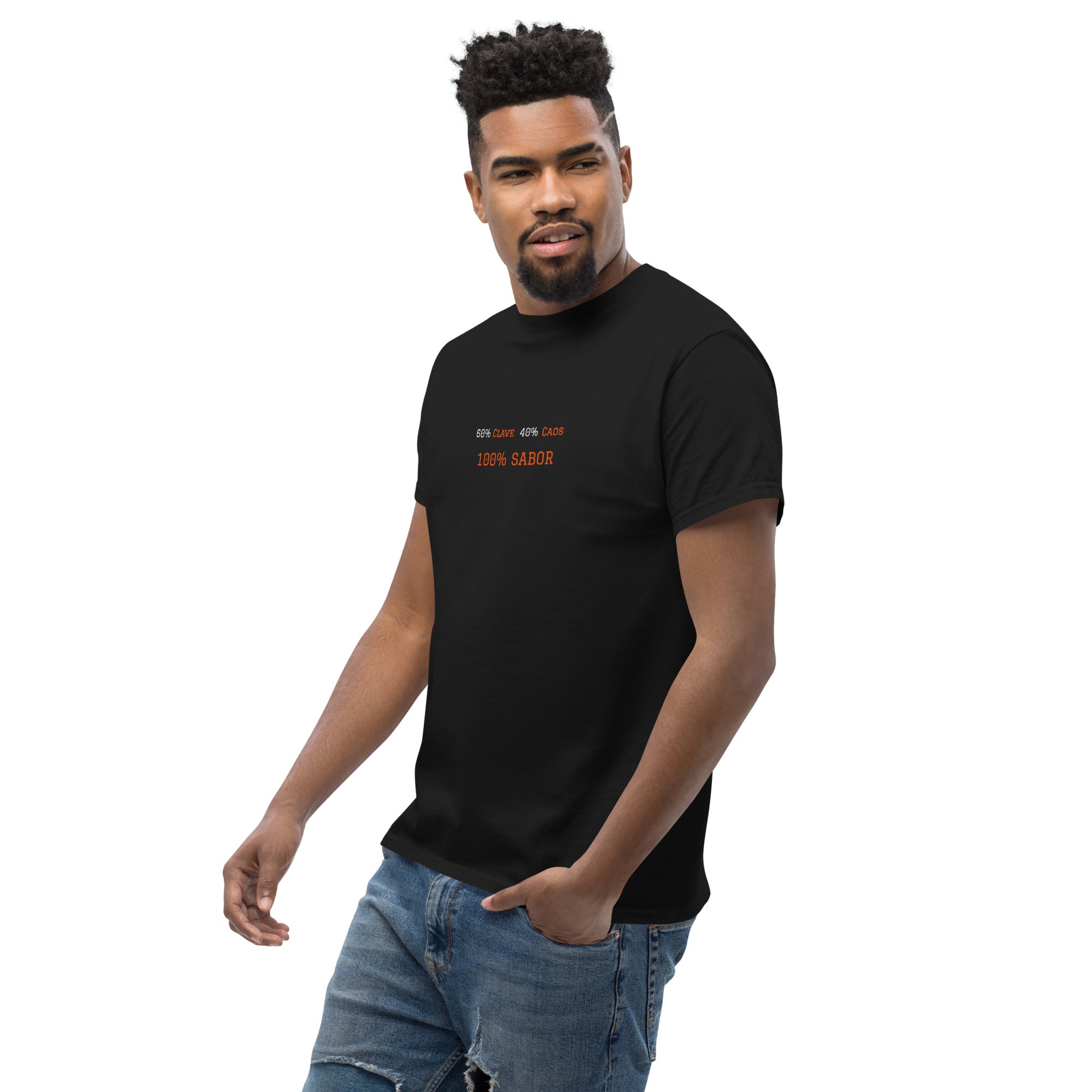 T-shirt classica unisex nera con scritta grande ricamata 60% Clave 40% Caos 100% Sabor, streetwear premium per salsa, brand TLR Social.