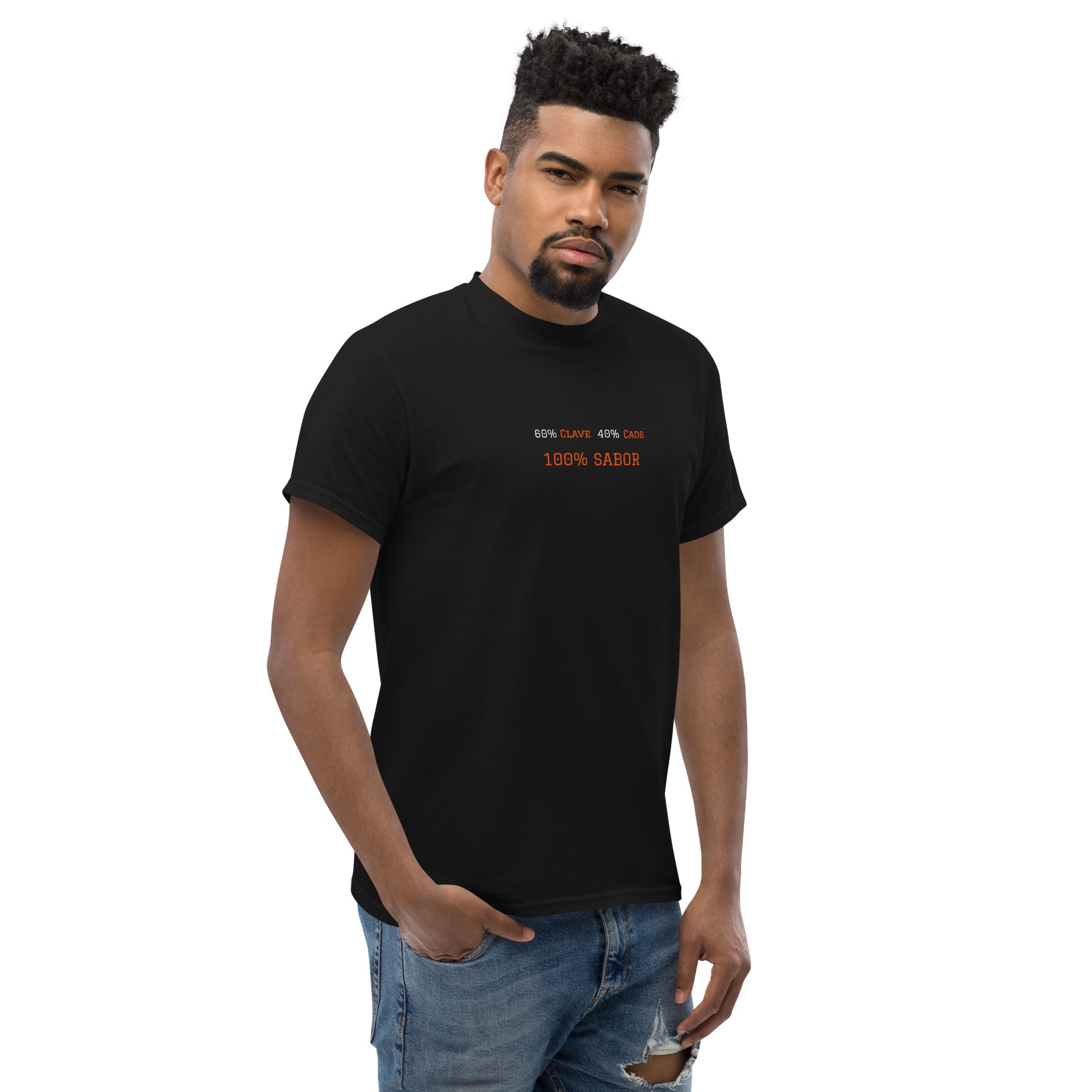 T-shirt classica unisex nera con scritta grande ricamata 60% Clave 40% Caos 100% Sabor, streetwear premium per salsa, brand TLR Social.