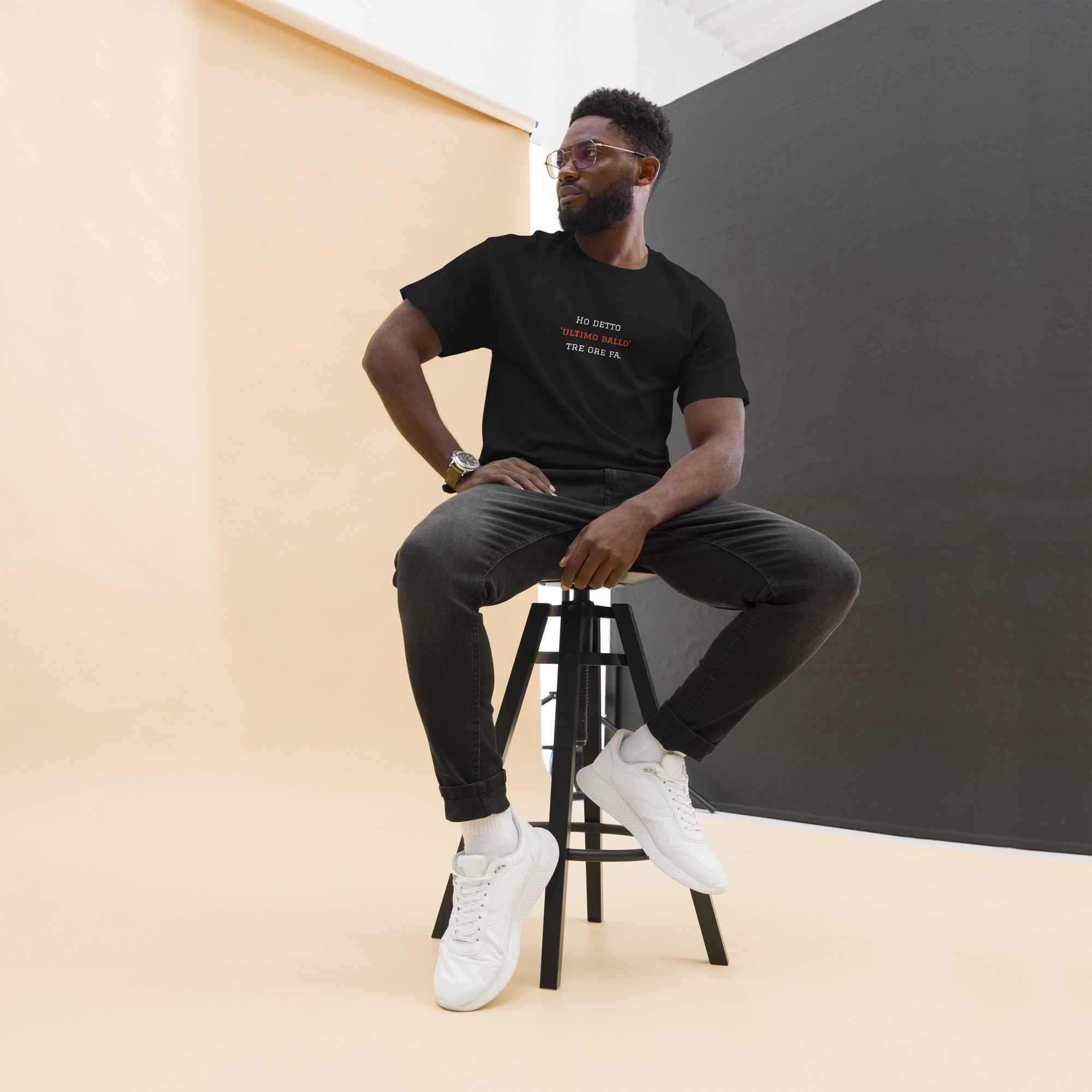 T-shirt classica unisex nera con frase ricamata Ho detto 'Ultimo Ballo' tre ore fa, abbigliamento premium per balli caraibici, brand TLR Social.