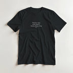 T-shirt classica unisex nera con scritta ricamata Faccio una vita sana  ballo fino alle 4, streetwear per bachata e salsa, brand TLR Social.