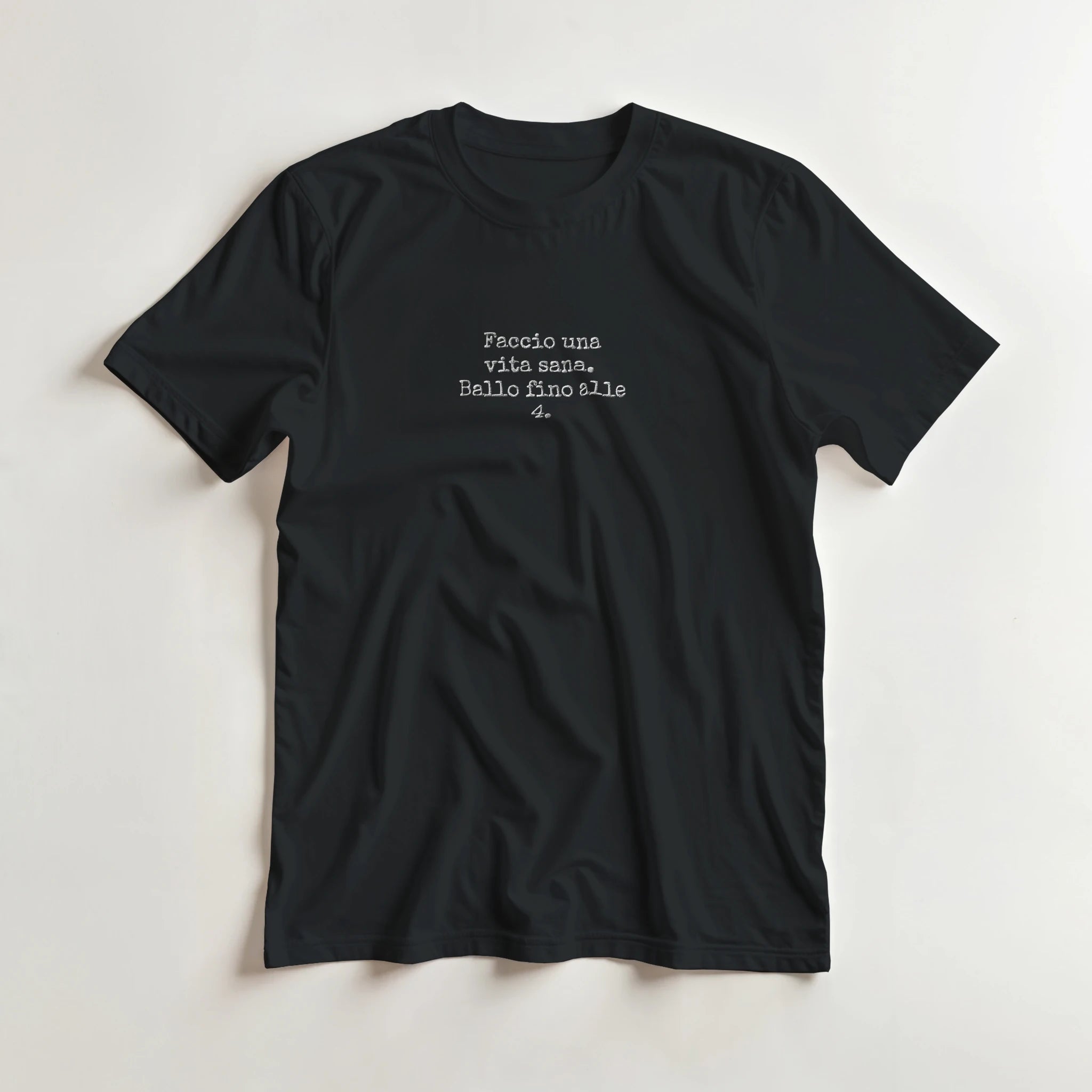 T-shirt classica unisex nera con scritta ricamata Faccio una vita sana  ballo fino alle 4, streetwear per bachata e salsa, brand TLR Social.