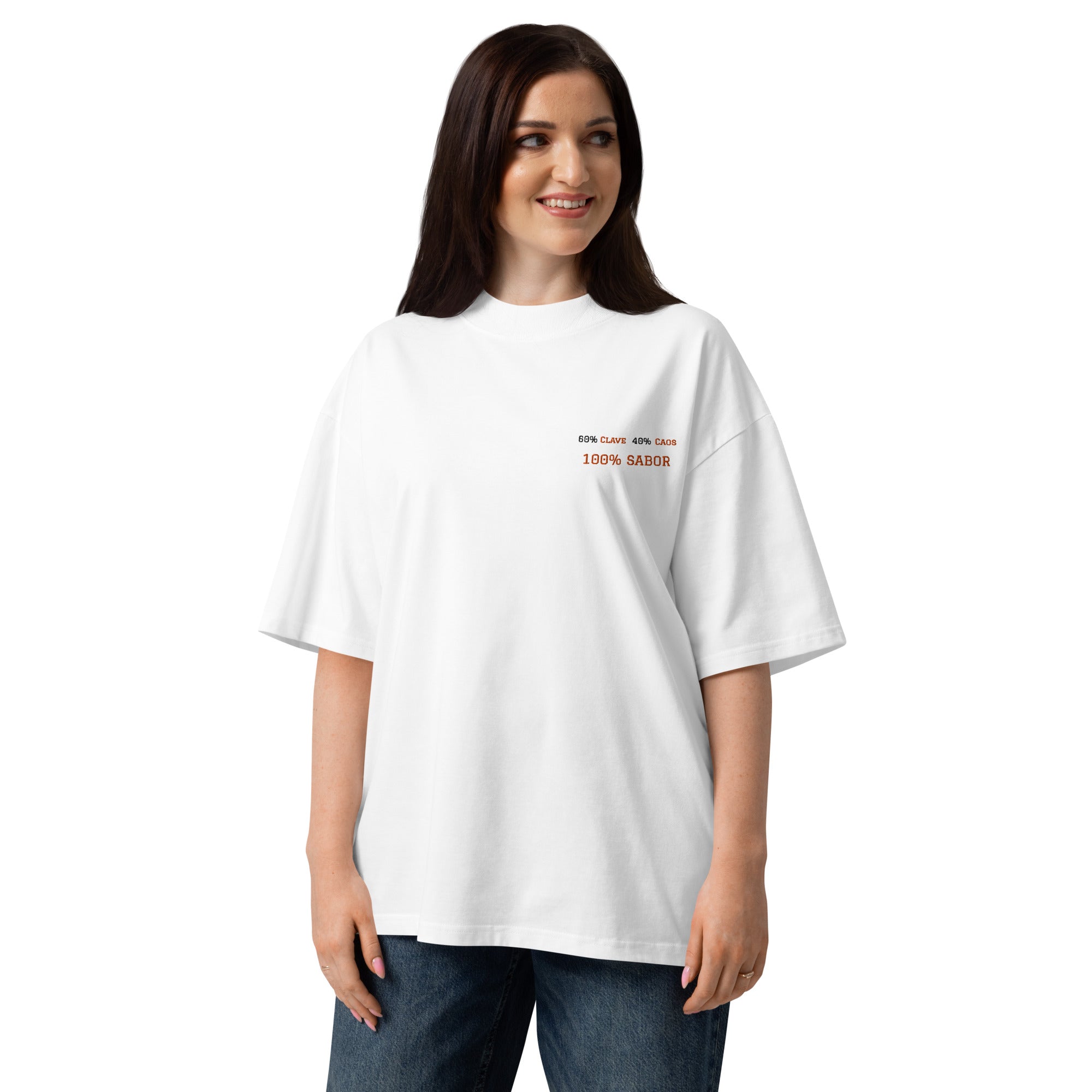 T-shirt oversize unisex bianca con ricamo lato cuore 60% Clave 40% Caos  100% Sabor, streetwear largo per ballare salsa, brand TLR Social.