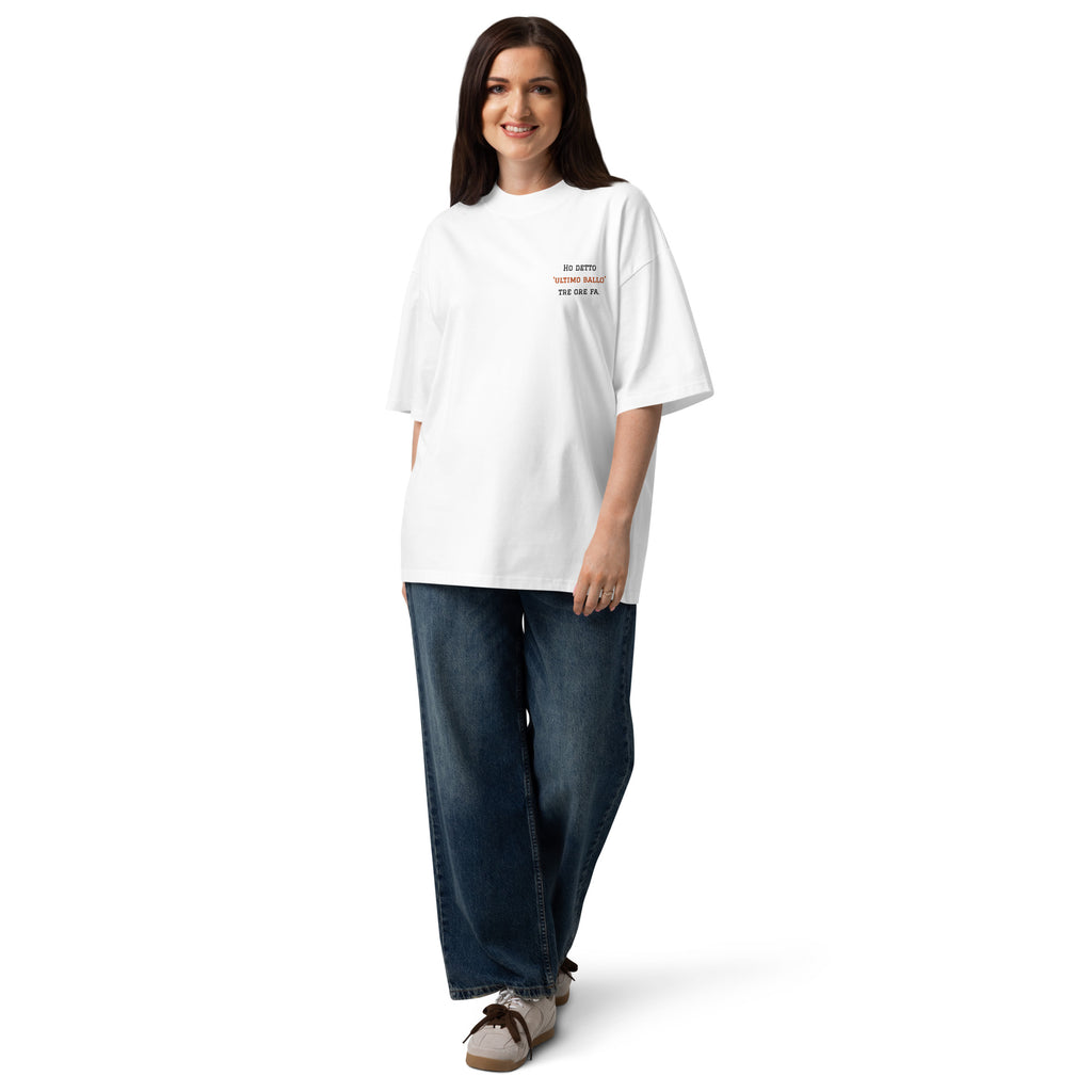 T-shirt oversize unisex bianca con frase ricamata lato cuore Ho detto 'Ultimo Ballo' tre ore fa, stile urban premium per ballerini, brand TLR Social.