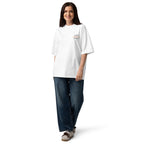T-shirt oversize unisex bianca con frase ricamata lato cuore Ho detto 'Ultimo Ballo' tre ore fa, stile urban premium per ballerini, brand TLR Social.