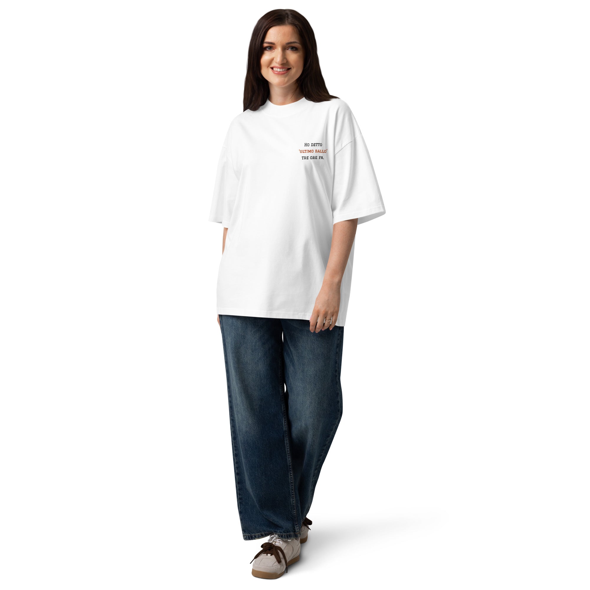 T-shirt oversize unisex bianca con frase ricamata lato cuore Ho detto 'Ultimo Ballo' tre ore fa, stile urban premium per ballerini, brand TLR Social.