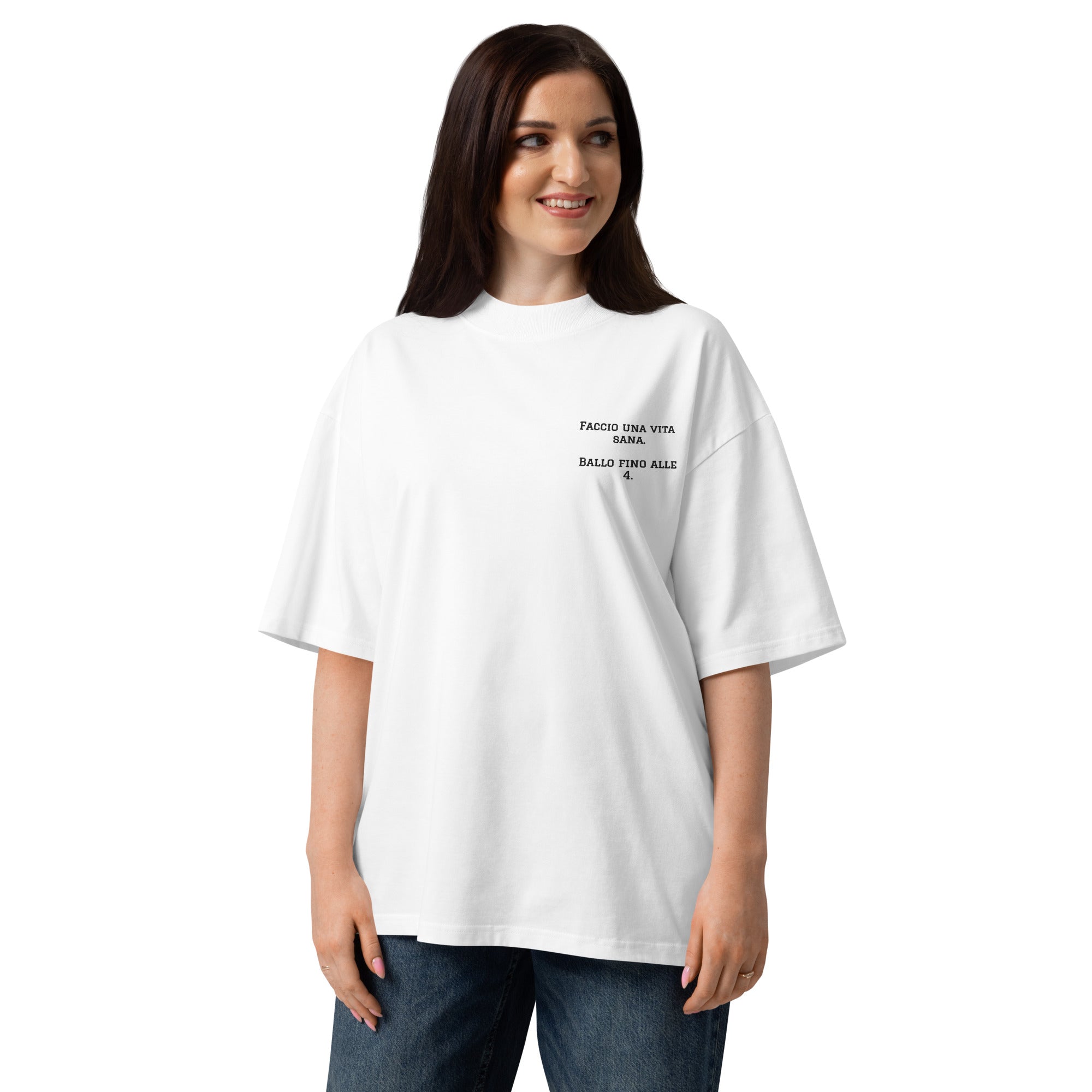 T-shirt oversize unisex bianca con ricamo lato cuore Faccio una vita sana ballo fino alle 4, fit comodo per serate e bachata, brand TLR Social.