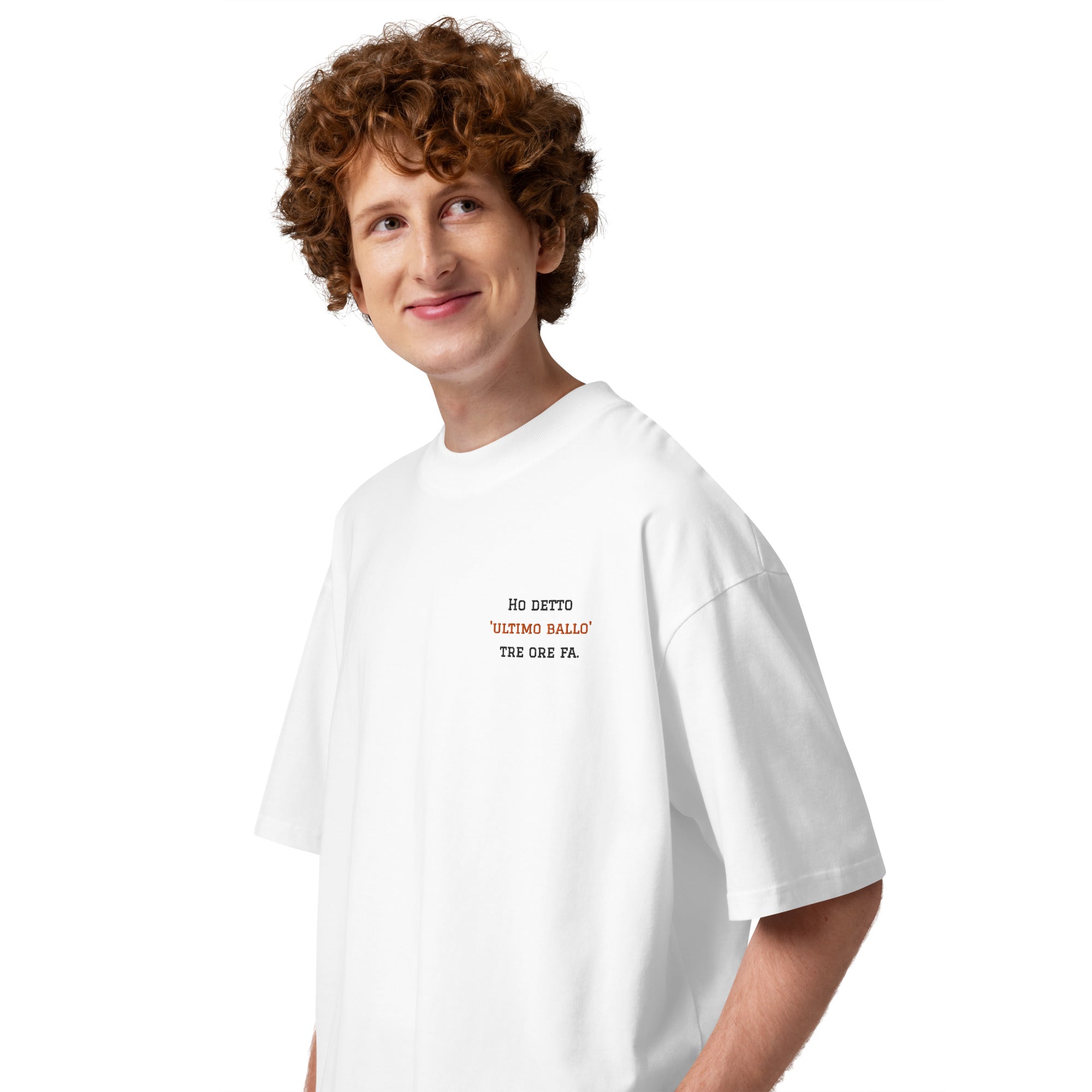 T-shirt oversize unisex bianca con frase ricamata lato cuore Ho detto 'Ultimo Ballo' tre ore fa, stile urban premium per ballerini, brand TLR Social.