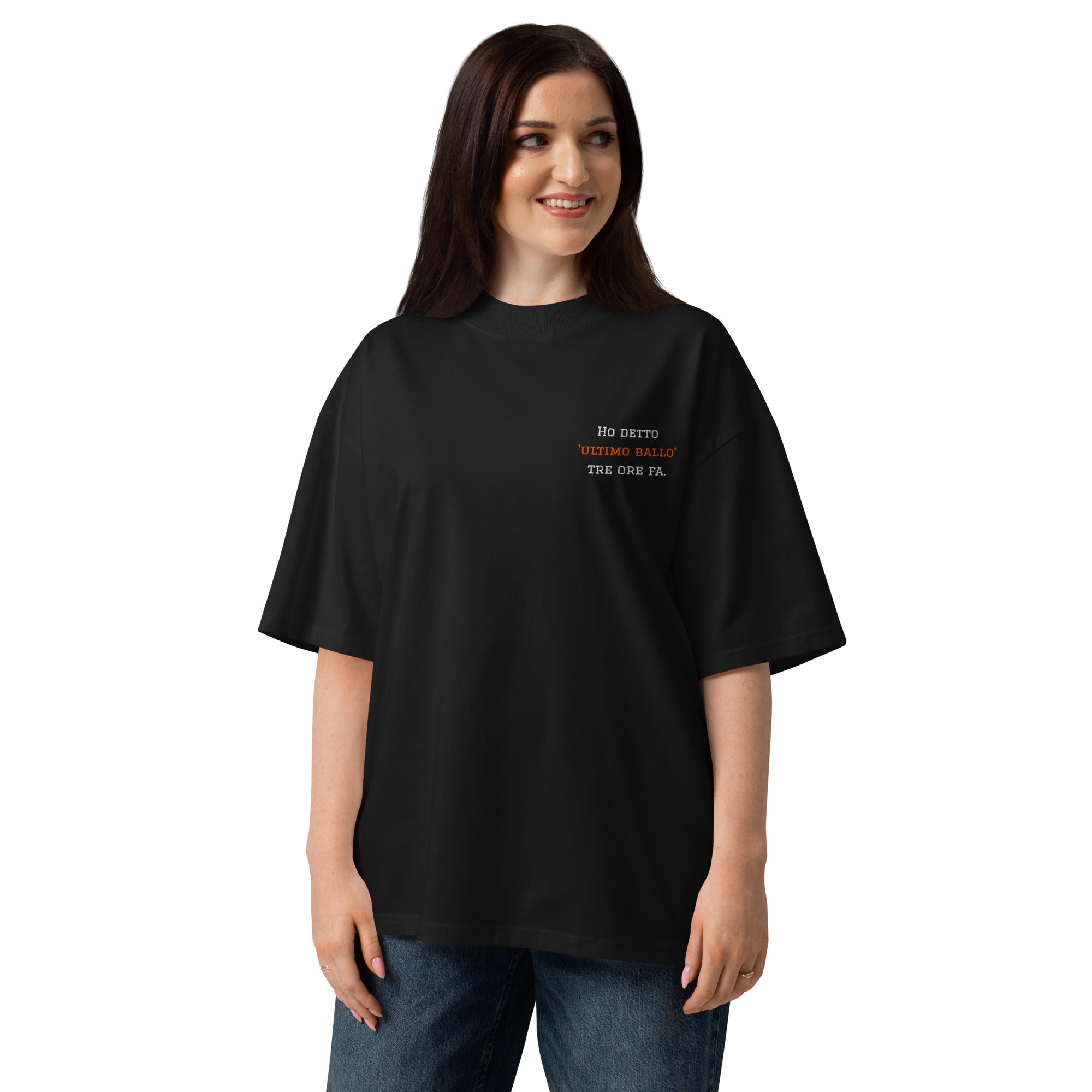 T-shirt oversize unisex nera con frase ricamata lato cuore Ho detto 'Ultimo Ballo' tre ore fa, stile urban premium per ballerini, brand TLR Social.