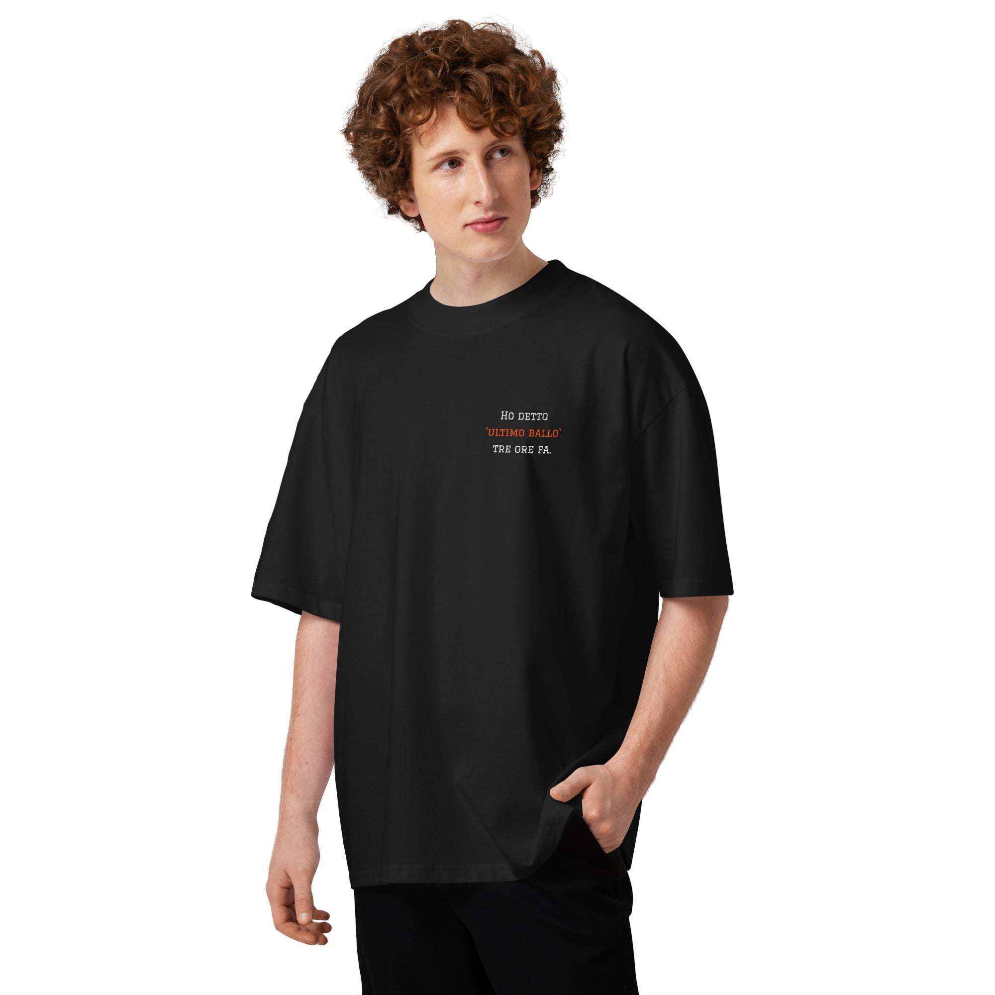 T-shirt oversize unisex nera con frase ricamata lato cuore Ho detto 'Ultimo Ballo' tre ore fa, stile urban premium per ballerini, brand TLR Social.