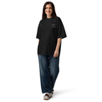 T-shirt oversize unisex nera con ricamo lato cuore Faccio una vita sana ballo fino alle 4, fit comodo per serate e bachata, brand TLR Social.