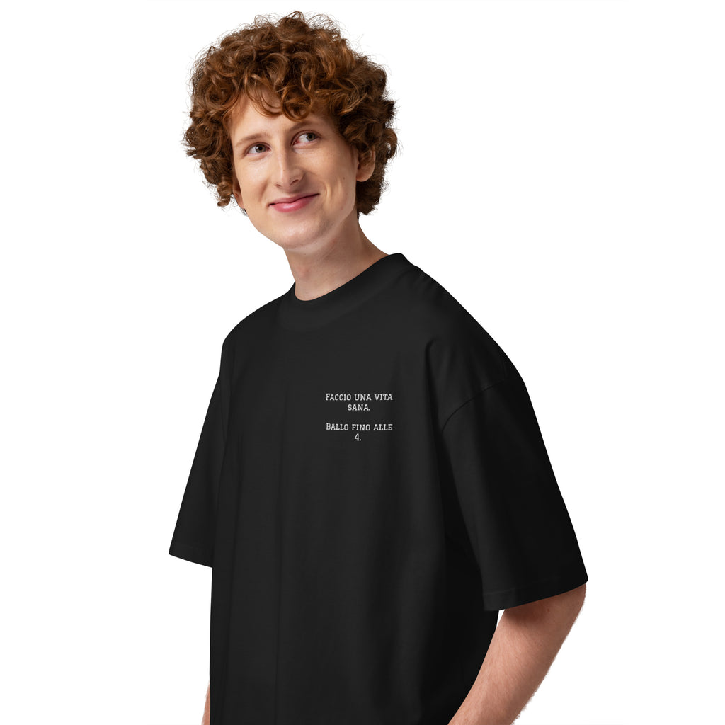 T-shirt oversize unisex nera con ricamo lato cuore Faccio una vita sana ballo fino alle 4, fit comodo per serate e bachata, brand TLR Social.